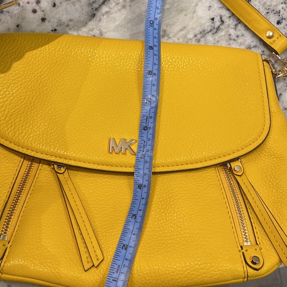 MK handbag with adjustable strap attachment - Picture 13 of 15
